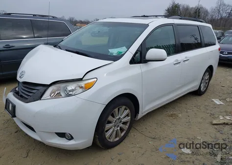 2013 Toyota Sienna Xle 7 Passenger z USA, uszkodzony, nr VIN 5TDDK3DC3DS049505